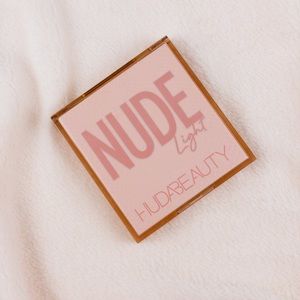 Huda Beauty Nude Obsessions Light